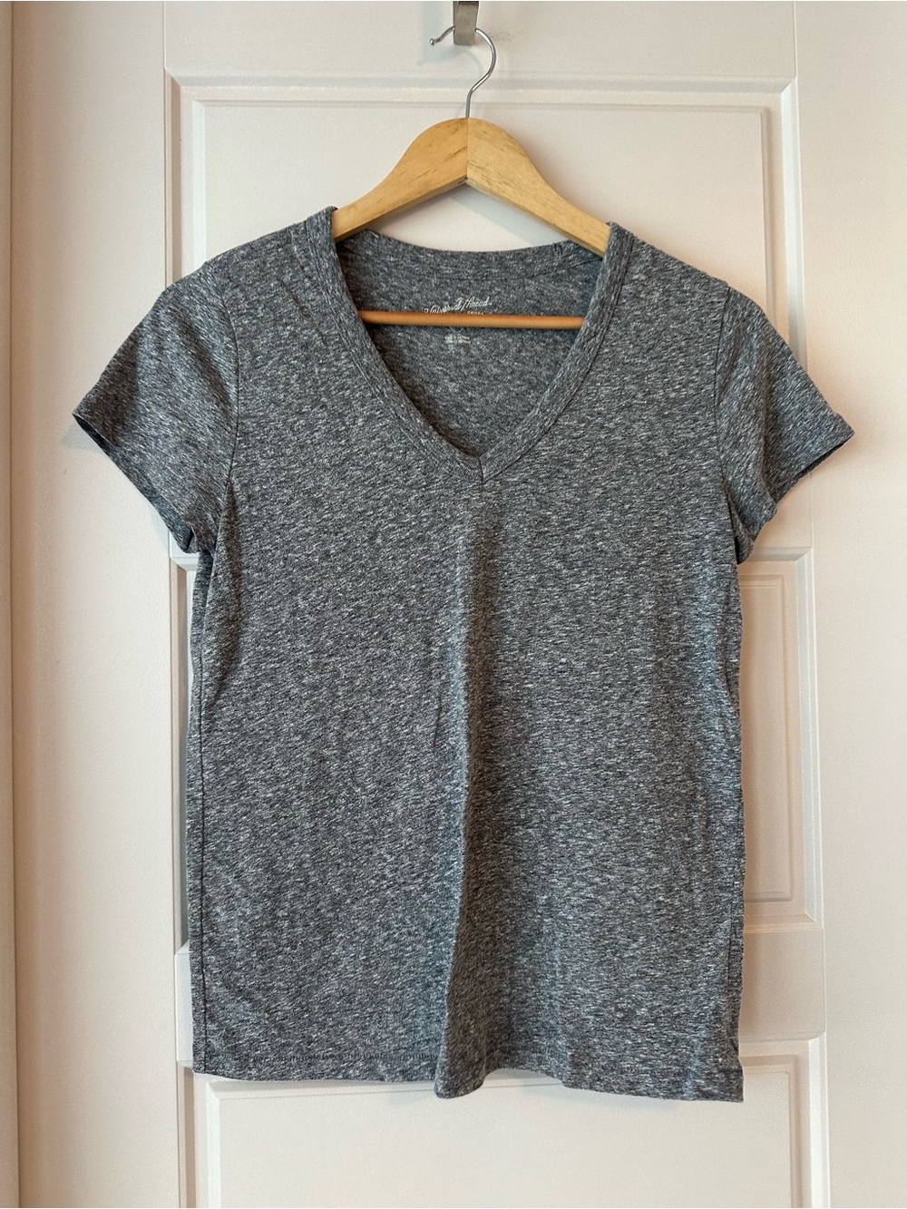 Universal Thread Women's Heather Gray V-Neck Short Sleeve Tee